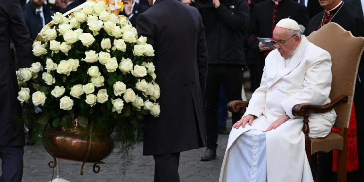 Ucraina, la commozione del Papa in piazza di Spagna: “Pace vinca sulla guerra”