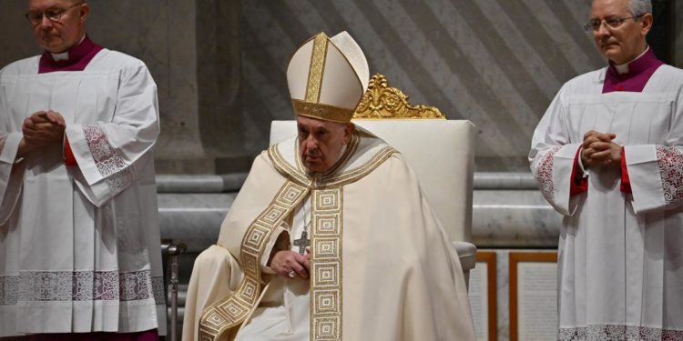 Benedetto XVI, l’omaggio del Papa: “Persona nobile e gentile”