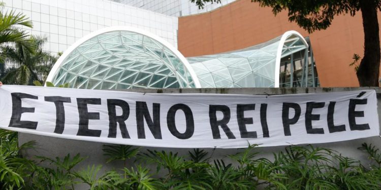 Pelé, da O Globo al New York Times: “O Rei è morto”