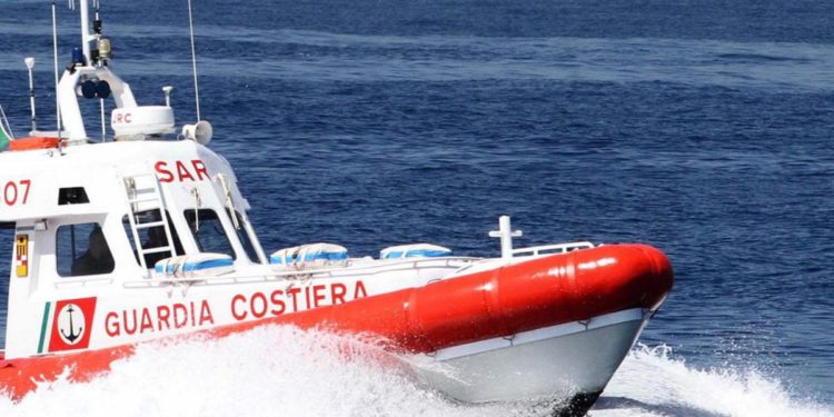 La Maddalena, barca contro gli scogli: due morti