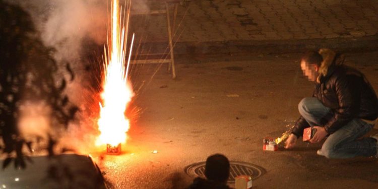Capodanno 2023, “botti come bombe o mine: 5 regole salva mani”