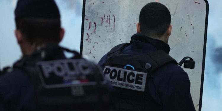 Francia, fermati due sospetti a Parigi: volevano “far saltare tutto per aria”