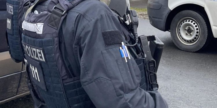 Dresda, uccide madre e prende ostaggi in centro commerciale