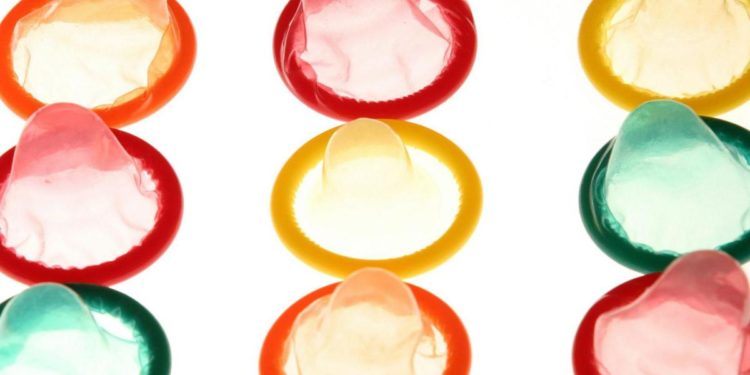 Preservativi gratis ai giovani in Francia, esperti: “Scelta da seguire per sesso sicuro”