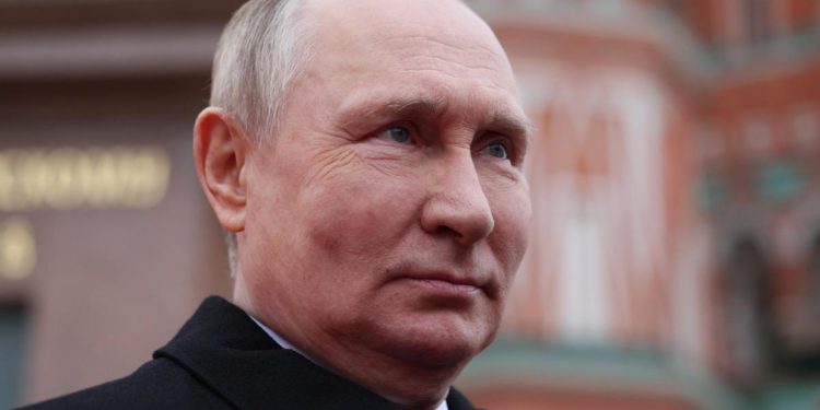 Ucraina, Putin usa per la prima volta la parola ‘guerra’: “Prima finisce meglio è”