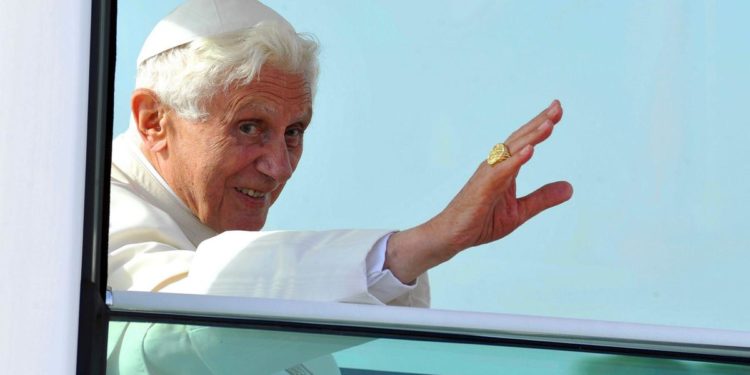 Ratzinger, ore d’ansia: assistito costantemente da medici