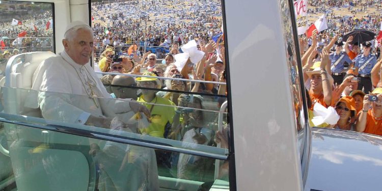 Ratzinger, la malattia di Benedetto XVI preoccupa il mondo