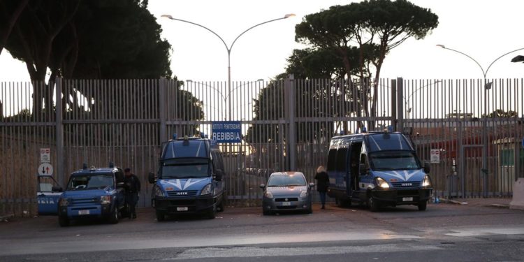 Carceri, lanciate bombe molotov in parcheggio Rebibbia femminile