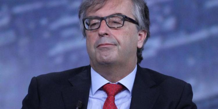 Vaccino covid, Burioni: “E’ il farmaco più sicuro, bugie novax su morti giovani”