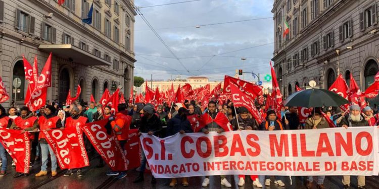 “Giù le armi, su i salari”: a Roma il corteo contro guerra e carovita