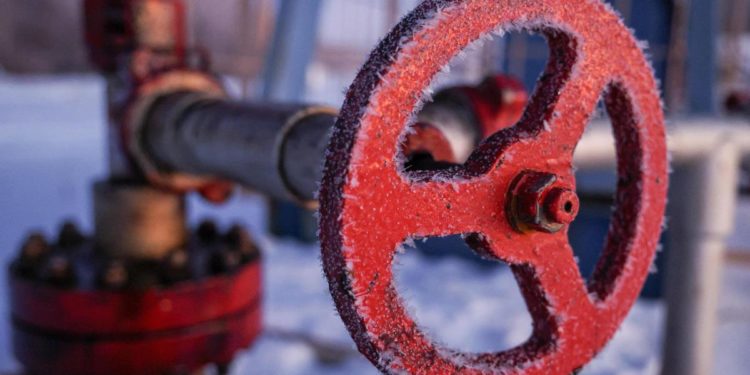 Petrolio Russia, Putin firma decreto per stop export a chi impone price cap