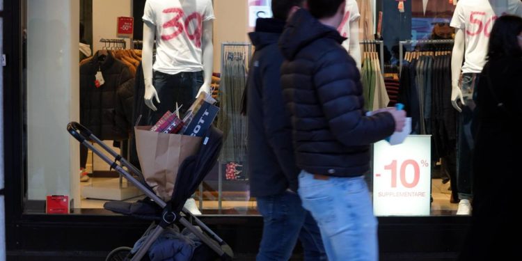 Saldi invernali 2023, da Lazio a Liguria ed Emilia Romagna: date regione per regione