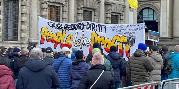 Prima alla Scala 2022, protesta centri sociali e sindacati in piazza