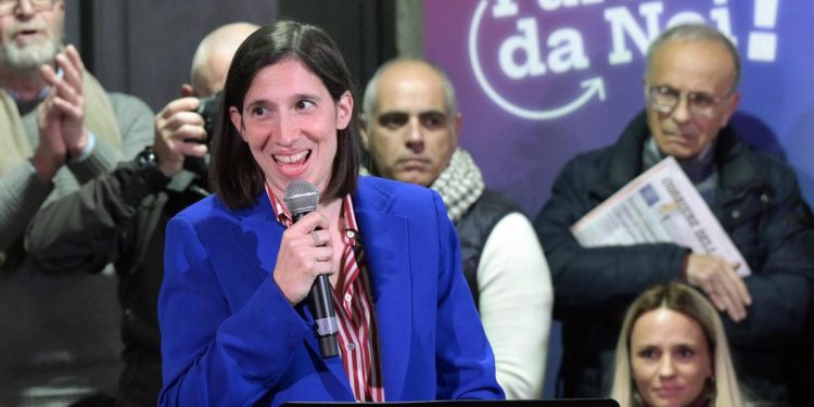 Pd, la corsa di Elly Schlein parte sulle note di ‘Bella ciao’