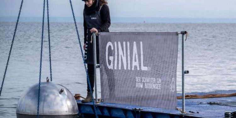 Svizzera, sfera d’acciaio piena di gin rubata dal lago di Costanza