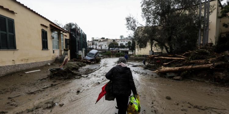 Frana Ischia, ancora una notte fuori casa per gli sfollati