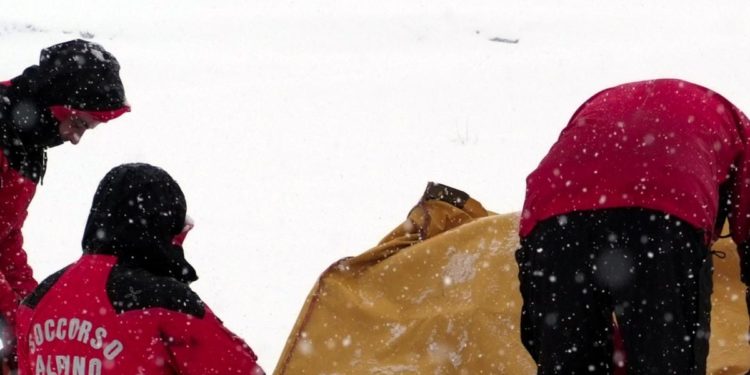 Trentino, valanga travolge 2 scialpinisti: uno è gravissimo