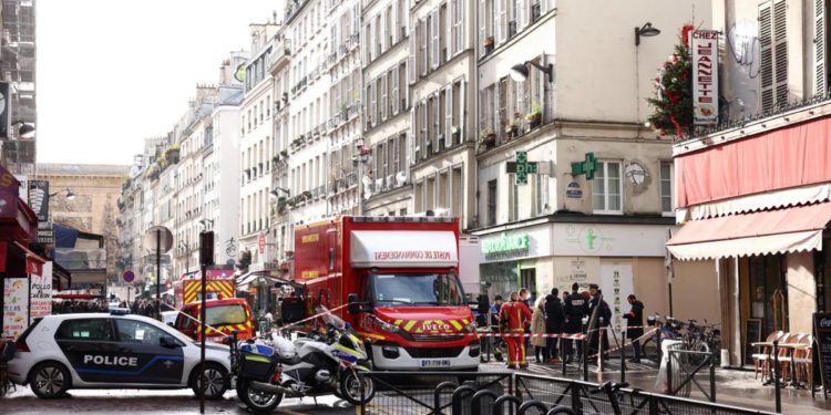 Sparatoria oggi a Parigi, il padre del killer: “Mio figlio è pazzo”