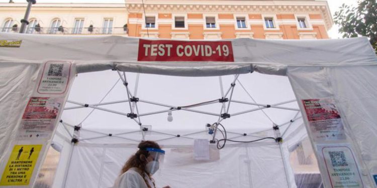 Covid oggi Lazio, 972 contagi e 6 morti. A Roma 590 nuovi casi