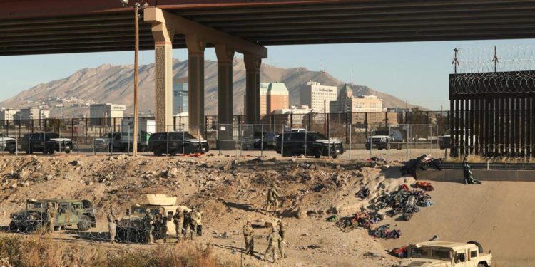 Usa, Texas schiera Guardia Nazionale per fermare migranti al confine