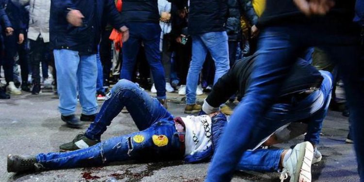 Milano, tifoso marocchino accoltellato mentre cercava di sedare lite, aggressore in fuga