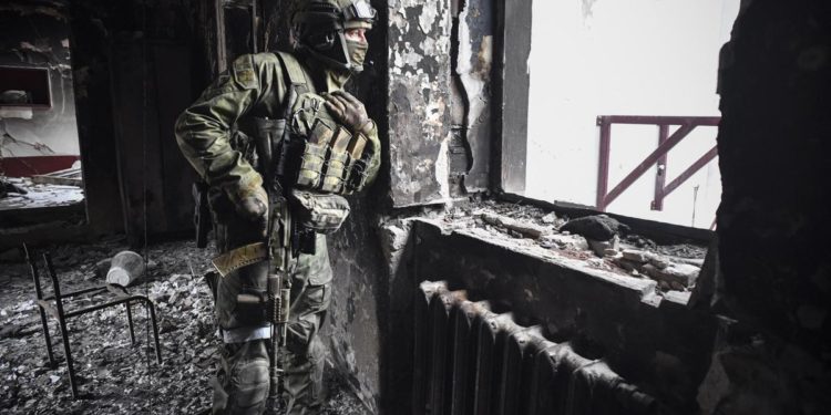 Ucraina, dalla Russia offerte di lavoro al fronte per scavare trincee