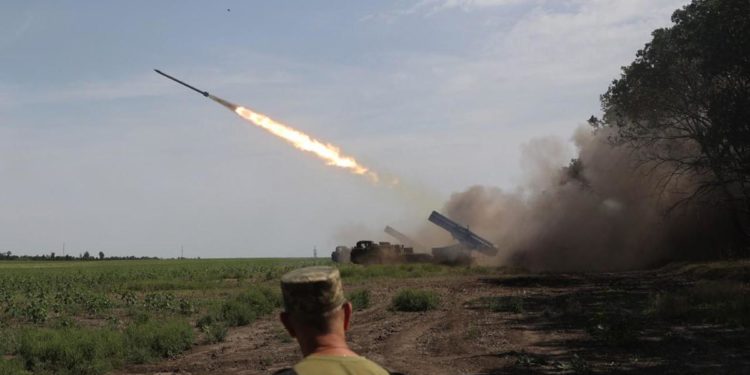 Ucraina, Russia sta finendo i missili. Zelensky: “Ma può colpire ancora”