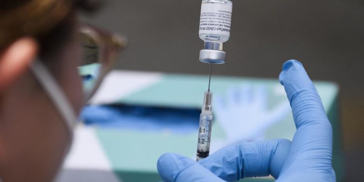 Covid, immunità ibrida riduce rischi malattia grave: cos’è