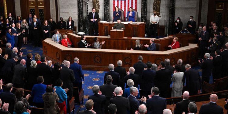 Zelensky al Congresso Usa: “Ucraina è viva, non ci arrenderemo mai”