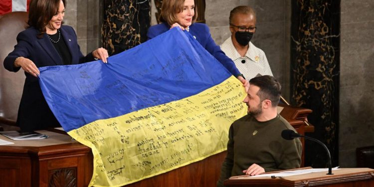 Zelensky al Congresso Usa, a Pelosi bandiera con firme soldati al fronte