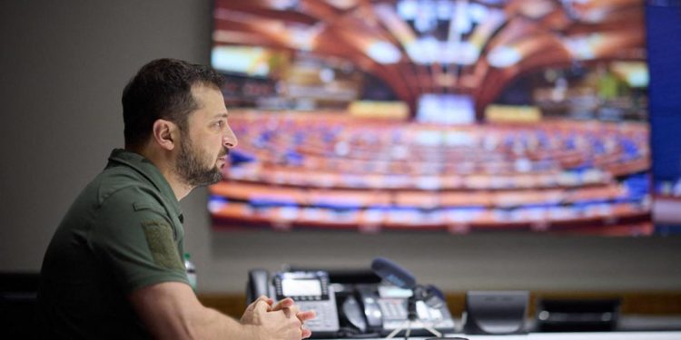 Ucraina, Zelensky: “Russia distrugge il Donbass”