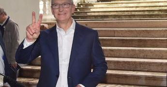 Apple, Tim Cook si taglia stipendio del 40%