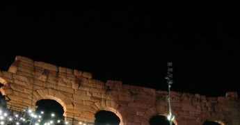 Arena Verona, cade pezzo di stella di Natale: danneggiati gradoni