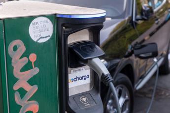 Auto, Regalini (Arera): “Più colonnine che veicoli e usate pochissimo”