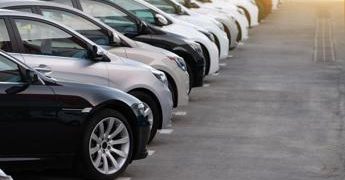 Auto, il 2022 anno nero: immatricolazioni giù quasi del 10%