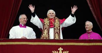 Benedetto XVI, dai funerali alla sepoltura: rito adattato per Ratzinger