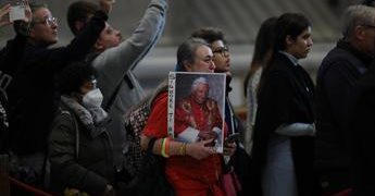 Benedetto XVI, oggi i funerali: l’addio e il rito per il Papa emerito