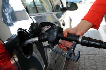 Benzina, prezzi oggi alla pompa ancora in discesa