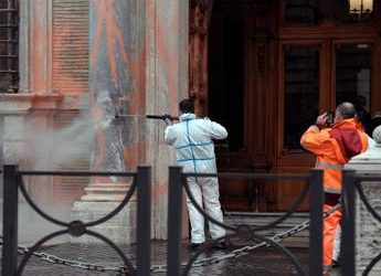 Blitz ambientalisti a Roma, imbrattata la facciata del Senato: 3 arresti