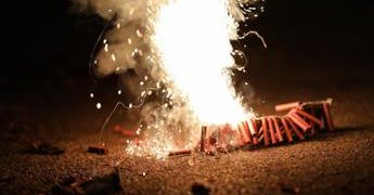 Capodanno 2023, feriti per botti e petardi: bimbo di 10 anni perde una mano