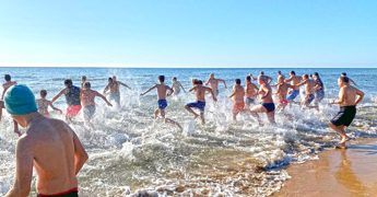 Capodanno, Tradizionale bagno a mare a Tre Fontane