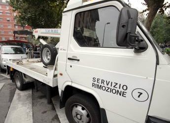 Capodanno col botto a Firenze, Ferrari sbatte contro 4 auto