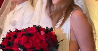 I Maneskin si sono ‘sposati’, look total white e rose rosse