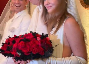 I Maneskin si sono ‘sposati’, look total white e rose rosse