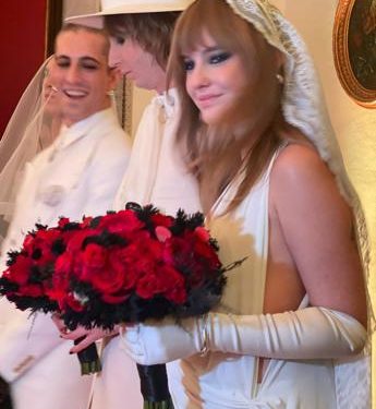 I Maneskin si sono ‘sposati’, look total white e rose rosse