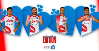Il Napoli lancia maglia speciale per San Valentino, l’ironia dilaga sui social
