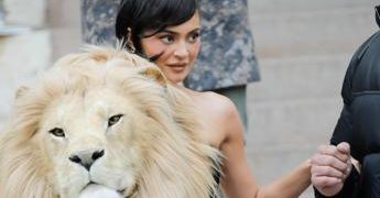 Kyle Jenner e la moda ‘bestiale’, l’abito è un leone (finto)