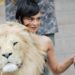 Kyle Jenner e la moda ‘bestiale’, l’abito è un leone (finto)