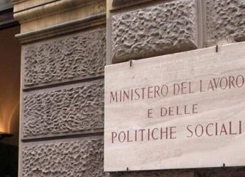 Lavoro, contratti a termine più facili: il Jobs act va potenziato o abolito?