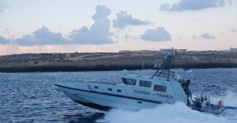 Migranti, Gdf recupera cadavere nel mare di Lampedusa